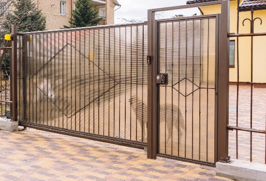 Купить ворота из профлиста с элементами ковки, с металлическими столбами в рамке или под дерево в Переславле-Залесском от 154230 руб